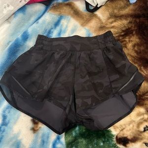 Lululemon Hotty Hot Low rise shorts in Camo size 2, 2.5 in